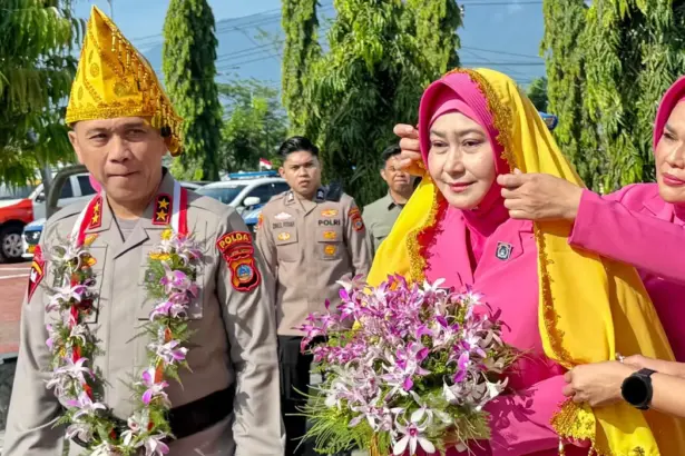 Penjabat Kapolda Sulteng yang baru, Irjen Pol Endi Sutendi bersama isteri disambut adat di Mapolda Sulteng, Senin (3/11/2025). (©Humas Polda Sulteng)