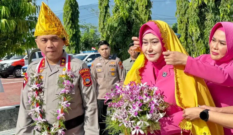 Penjabat Kapolda Sulteng yang baru, Irjen Pol Endi Sutendi bersama isteri disambut adat di Mapolda Sulteng, Senin (3/11/2025). (©Humas Polda Sulteng)