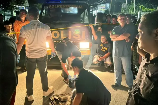 Petugas melakukan olah TKP di lokasi penganiayaan As di Jalan Munif Rahman, Palu, Jumat (7/11/2025) malam. (©Humas Polresta Palu)