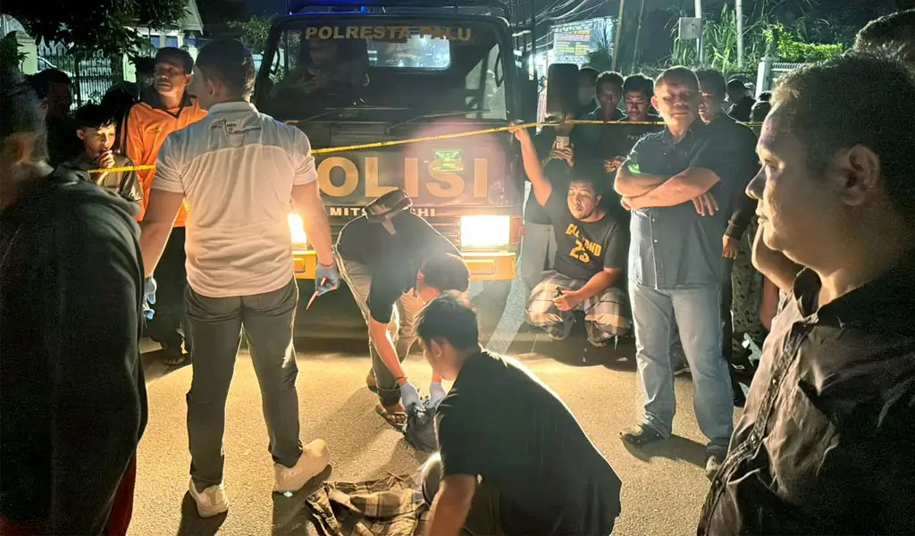 Petugas melakukan olah TKP di lokasi penganiayaan As di Jalan Munif Rahman, Palu, Jumat (7/11/2025) malam. (©Humas Polresta Palu)