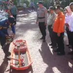 Kabagops Polresta Palu Kompol Dewa Gede Meiriawan memeriksa peralatan kebencaaan usai apel gelar pasukan di Mapolresta Palu, Rabu (5/11/2025). (©Humas Polresta Palu)