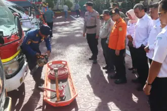 Kabagops Polresta Palu Kompol Dewa Gede Meiriawan memeriksa peralatan kebencaaan usai apel gelar pasukan di Mapolresta Palu, Rabu (5/11/2025). (©Humas Polresta Palu)