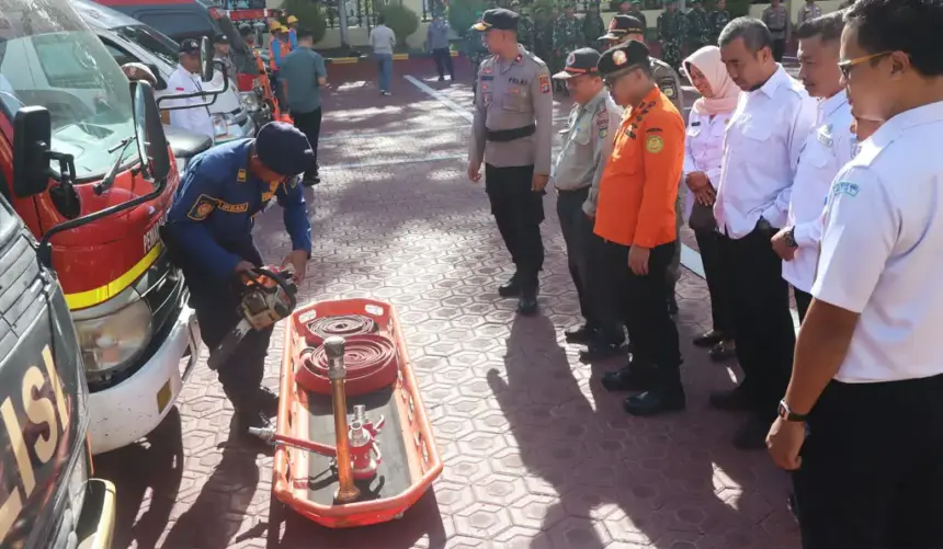 Kabagops Polresta Palu Kompol Dewa Gede Meiriawan memeriksa peralatan kebencaaan usai apel gelar pasukan di Mapolresta Palu, Rabu (5/11/2025). (©Humas Polresta Palu)