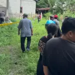 Warga mendatangi lokasi penemuan mayat tanpa identitas di Lolu Selatan, Kamis (6/11/2025). (©Humas Polresta Palu)
