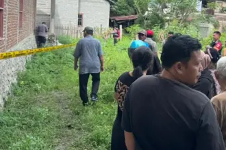 Warga mendatangi lokasi penemuan mayat tanpa identitas di Lolu Selatan, Kamis (6/11/2025). (©Humas Polresta Palu)