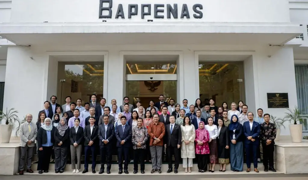 Foto bersama para peserta ASEAN Regional Workshop on Blue Carbon and Finance Profiling di Jakarta, Kamis (27/11/2025). (©UNDP Indonesia)