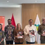 Perwakilan dari UNFPA Indonesia, Pemerintah Kanada, dan Kementerian Kesehatan Republik Indonesia berfoto bersama setelah penandatanganan resmi Proyek IMPACT di Jakarta. Kemitraan strategis ini bertujuan untuk memperkuat pendidikan dan profesionalisme bidan, yang merupakan langkah penting dalam mewujudkan layanan kebidanan yang berkualitas dan berpusat pada perempuan di Indonesia. (©Sophie Alyindra/UNFPA Indonesia)