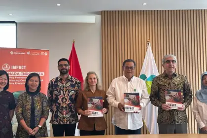 Perwakilan dari UNFPA Indonesia, Pemerintah Kanada, dan Kementerian Kesehatan Republik Indonesia berfoto bersama setelah penandatanganan resmi Proyek IMPACT di Jakarta. Kemitraan strategis ini bertujuan untuk memperkuat pendidikan dan profesionalisme bidan, yang merupakan langkah penting dalam mewujudkan layanan kebidanan yang berkualitas dan berpusat pada perempuan di Indonesia. (©Sophie Alyindra/UNFPA Indonesia)