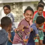 Anak dan remaja tengah bermain di salah satu sesi Lingkar Remaja di Papua. (© UNICEF)