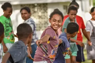 Anak dan remaja tengah bermain di salah satu sesi Lingkar Remaja di Papua. (© UNICEF)