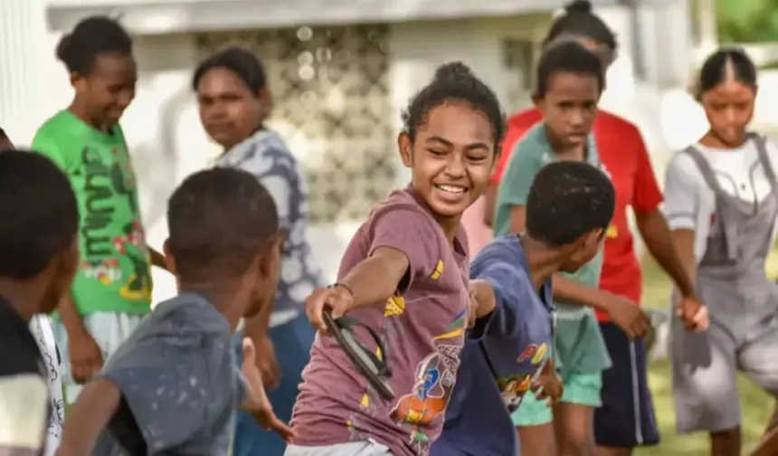 Anak dan remaja tengah bermain di salah satu sesi Lingkar Remaja di Papua. (© UNICEF)