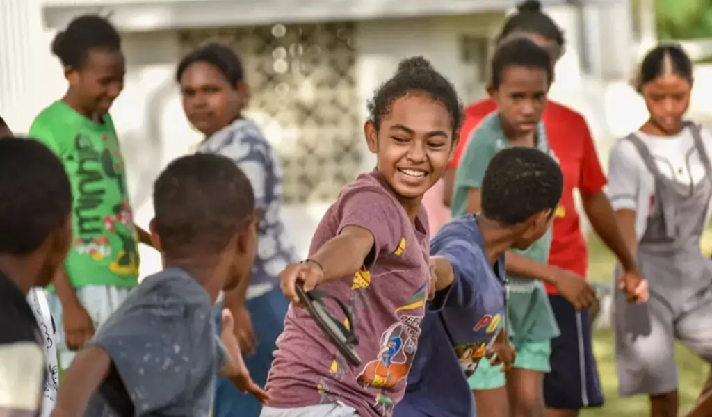 Anak dan remaja tengah bermain di salah satu sesi Lingkar Remaja di Papua. (© UNICEF)