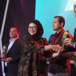 Executive Advisor PT Vale Indonesia, Vinicius Mendes Ferreira (kanan) menerima penghargaan Community Empowerment pada ESG Appreciation 2025. (©PT Vale Indonesia)