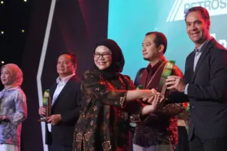 Executive Advisor PT Vale Indonesia, Vinicius Mendes Ferreira (kanan) menerima penghargaan Community Empowerment pada ESG Appreciation 2025. (©PT Vale Indonesia)