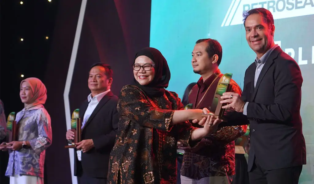 Executive Advisor PT Vale Indonesia, Vinicius Mendes Ferreira (kanan) menerima penghargaan Community Empowerment pada ESG Appreciation 2025. (©PT Vale Indonesia)