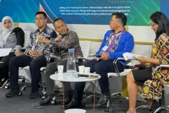 Direktur dan Chief Sustainability & Corporate Affairs Officer PT Vale Budiawansyah (tengah) pada talk show "Emerging Technologies to Respond to Climate Change" di Paviliun Indonesia pada COP30 di Barsil. (©PT Vale Indonesia)