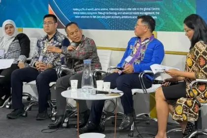 Direktur dan Chief Sustainability & Corporate Affairs Officer PT Vale Budiawansyah (tengah) pada talk show "Emerging Technologies to Respond to Climate Change" di Paviliun Indonesia pada COP30 di Barsil. (©PT Vale Indonesia)
