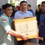 Penyerahan bantuan sarana kesehatan secara simbolis kepad a13 desa dan 2 Puskesmas di Morowali, Senin (17/11/2025). (©PT Vale Indonesia)