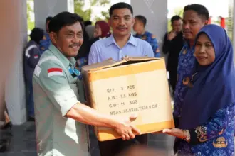 Penyerahan bantuan sarana kesehatan secara simbolis kepad a13 desa dan 2 Puskesmas di Morowali, Senin (17/11/2025). (©PT Vale Indonesia)