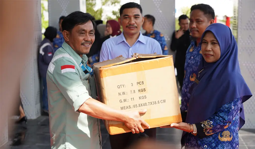 Penyerahan bantuan sarana kesehatan secara simbolis kepad a13 desa dan 2 Puskesmas di Morowali, Senin (17/11/2025). (©PT Vale Indonesia)