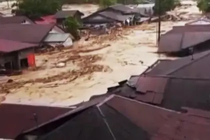Banjir bandang menerjang Kecamatan Batang Toru, Kabupaten Tapsel (©Tangkapan layar media sosial)
