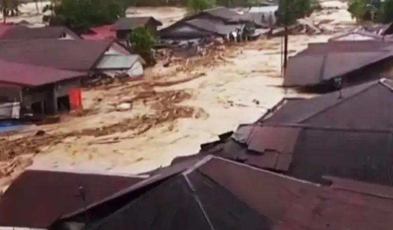 Banjir bandang menerjang Kecamatan Batang Toru, Kabupaten Tapsel (©Tangkapan layar media sosial)