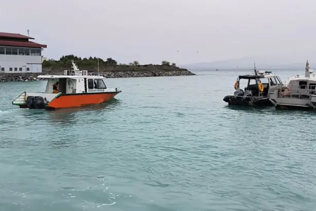 Tim SAR menyisir perairan Batusuya untuk mencari seorang nelayan yang dilaporkan jatuh dari kapal, Selasa (4/11/2025). (©Basarnas Palu)