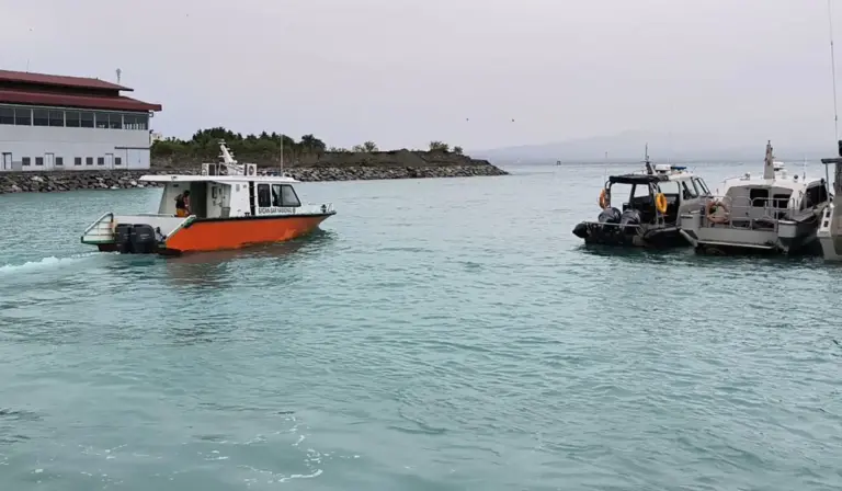 Tim SAR menyisir perairan Batusuya untuk mencari seorang nelayan yang dilaporkan jatuh dari kapal, Selasa (4/11/2025). (©Basarnas Palu)