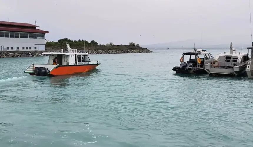 Tim SAR menyisir perairan Batusuya untuk mencari seorang nelayan yang dilaporkan jatuh dari kapal, Selasa (4/11/2025). (©Basarnas Palu)