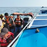 Tim SAR gabungan mengevakuasi penumpang kapal yang mati mesin di perairan Bangkep, Sabtu (8/11/2025). (©Basarnas Palu)