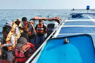 Tim SAR gabungan mengevakuasi penumpang kapal yang mati mesin di perairan Bangkep, Sabtu (8/11/2025). (©Basarnas Palu)