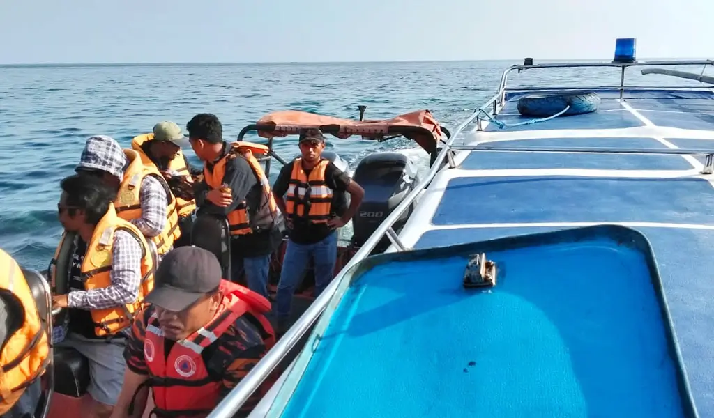 Tim SAR gabungan mengevakuasi penumpang kapal yang mati mesin di perairan Bangkep, Sabtu (8/11/2025). (©Basarnas Palu)