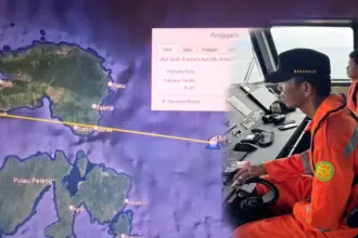 Operasi SAR untuk evakuasi 21 awak kapal KM Bonanza 02 yang mengalami mati mesin di perairan Balantak, Kabupaten Banggai Kepulauan, Sulawesi Tengah, Rabu (19/11/2025). (©Basarnas Palu)