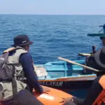 TIm SAR melakukan pencarian pada seorang nelayan yang dilaporkan hilang di perairan Morowali, Selasa (4/11/2025). (©Basarnas Palu)