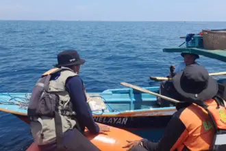 TIm SAR melakukan pencarian pada seorang nelayan yang dilaporkan hilang di perairan Morowali, Selasa (4/11/2025). (©Basarnas Palu)