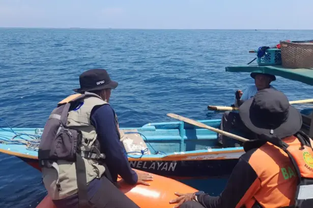 TIm SAR melakukan pencarian pada seorang nelayan yang dilaporkan hilang di perairan Morowali, Selasa (4/11/2025). (©Basarnas Palu)