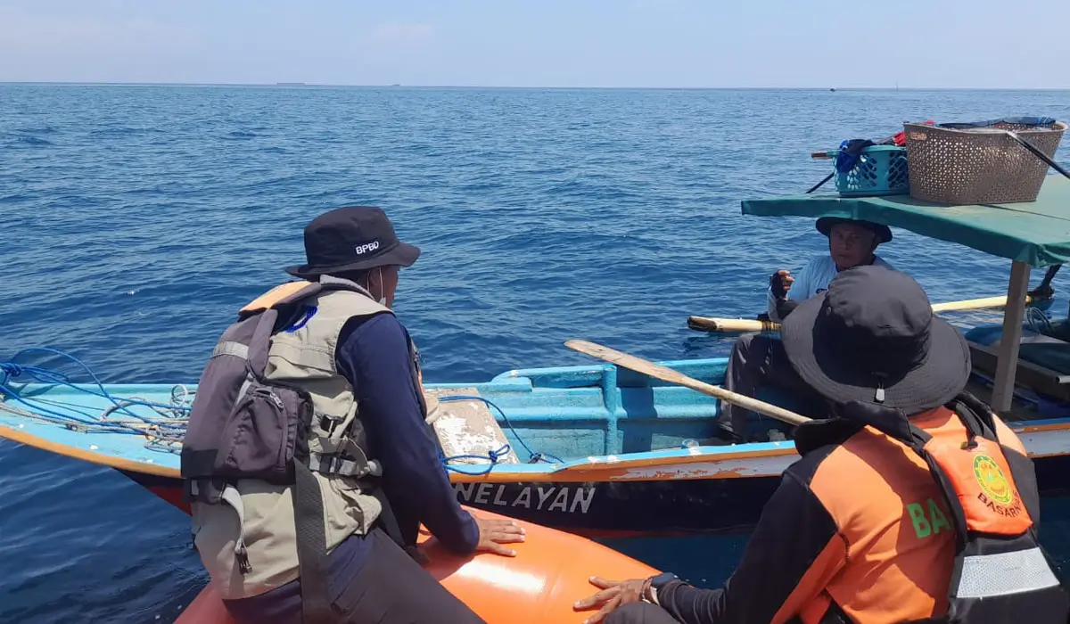 TIm SAR melakukan pencarian pada seorang nelayan yang dilaporkan hilang di perairan Morowali, Selasa (4/11/2025). (©Basarnas Palu)