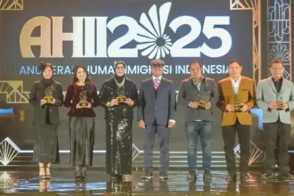 Penyerahan tropi AHII 2025 di Bandung, Kamis (20/11/2025). (©Kanwil Ditjemin SUlteng)