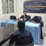 Perempuan ED (kiri) diinterogasi di ruang pemeriksaan LP Parigi, Sabtu (15/11/2025). (©Huams Kanwil Ditjenpas Sulteng)