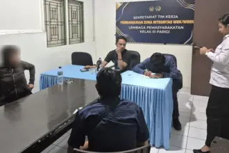 Perempuan ED (kiri) diinterogasi di ruang pemeriksaan LP Parigi, Sabtu (15/11/2025). (©Huams Kanwil Ditjenpas Sulteng)