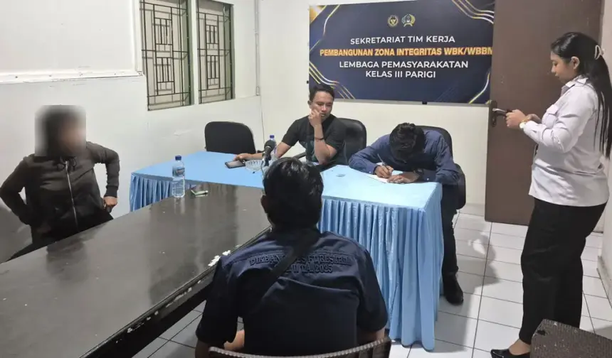 Perempuan ED (kiri) diinterogasi di ruang pemeriksaan LP Parigi, Sabtu (15/11/2025). (©Huams Kanwil Ditjenpas Sulteng)