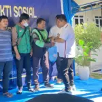 Kakanwil Ditjenpas Sulteng, Bagus Kurniawan menyerahkan paket sembako pada Baksos bersama Kanwil Ditjenim Sulteng di palu, Jumat (14/11/2025). (©Humas Ditjenpas Sulteng)