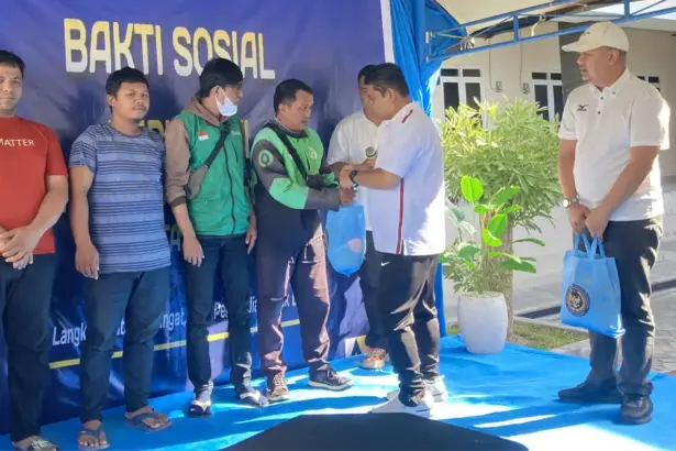 Kakanwil Ditjenpas Sulteng, Bagus Kurniawan menyerahkan paket sembako pada Baksos bersama Kanwil Ditjenim Sulteng di palu, Jumat (14/11/2025). (©Humas Ditjenpas Sulteng)