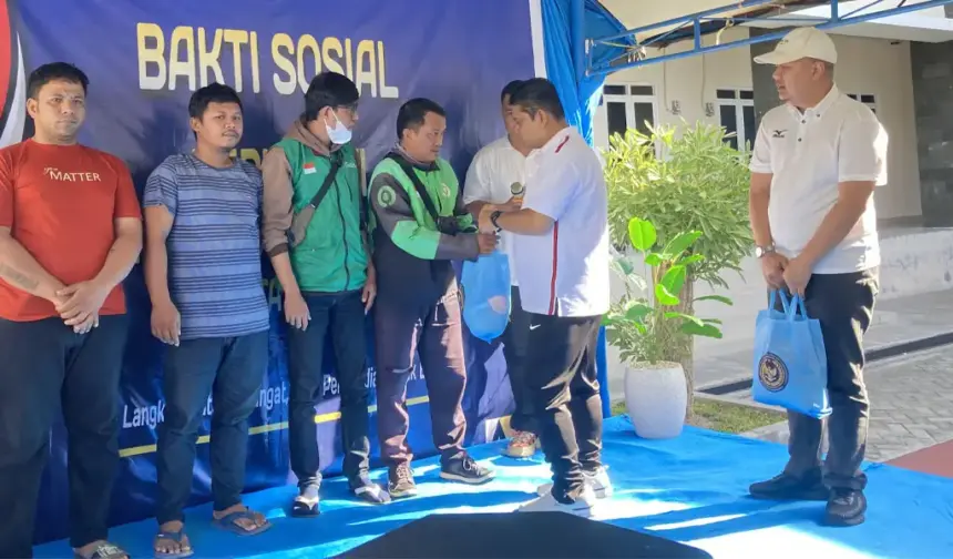 Kakanwil Ditjenpas Sulteng, Bagus Kurniawan menyerahkan paket sembako pada Baksos bersama Kanwil Ditjenim Sulteng di palu, Jumat (14/11/2025). (©Humas Ditjenpas Sulteng)