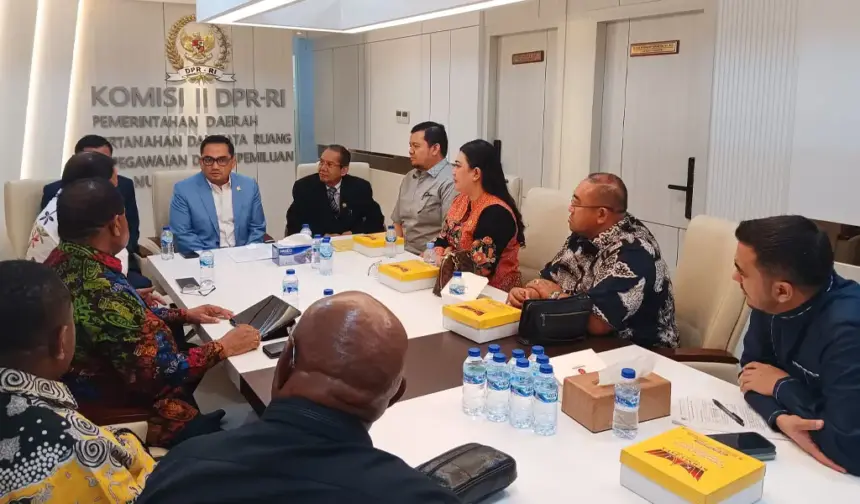 Rombongan DPRD Palu saat diterima Komisi II DPR RI di Jakarta, Selasa (25/11/2025). (©Jafar)
