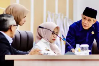 Wakil Ketua DPRD Sulteng, Aristan (kanan) pada Rapat Paripurna membahas RAPBD 2026, Kamis (27/11/2025). (©DPRD Sulteng)