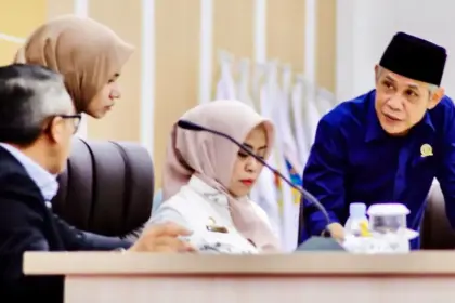 Wakil Ketua DPRD Sulteng, Aristan (kanan) pada Rapat Paripurna membahas RAPBD 2026, Kamis (27/11/2025). (©DPRD Sulteng)