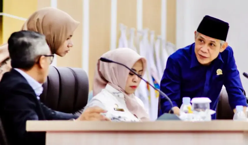 Wakil Ketua DPRD Sulteng, Aristan (kanan) pada Rapat Paripurna membahas RAPBD 2026, Kamis (27/11/2025). (©DPRD Sulteng)