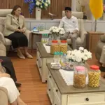 Wakil Ketua DPRD Sulteng, Aristan berdialog dengan Bupati Donggala Vera E Laruni pada kunjungan di Donggala, Jumat (31/10/2025). (©DPRD Sulteng)