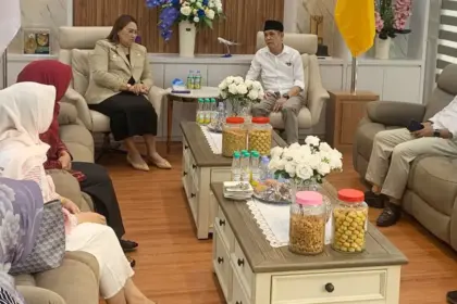 Wakil Ketua DPRD Sulteng, Aristan berdialog dengan Bupati Donggala Vera E Laruni pada kunjungan di Donggala, Jumat (31/10/2025). (©DPRD Sulteng)